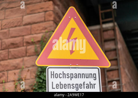 Freiburg, Deutschland. 06 Nov, 2019. Ein Warnschild "Hochspannung lebensbedrohliche' ist an der Station angezeigt. Die föderale Polizei erhöhen den Schutz der Bahnanlagen. Nach Angaben der Bundespolizei, die Gefahren des Schienenverkehrs werden oft unterschätzt. Quelle: Patrick Seeger/dpa/Alamy leben Nachrichten Stockfoto