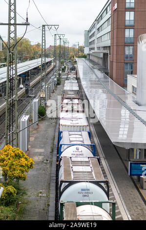 Freiburg, Deutschland. 06 Nov, 2019. Ein Güterzug rollt durch den Hauptbahnhof. Die föderale Polizei erhöhen den Schutz der Bahnanlagen. Nach Angaben der Bundespolizei, die Gefahren des Schienenverkehrs werden oft unterschätzt. Quelle: Patrick Seeger/dpa/Alamy leben Nachrichten Stockfoto