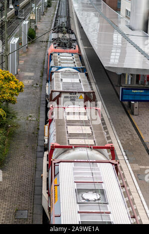 Freiburg, Deutschland. 06 Nov, 2019. Ein Güterzug rollt durch den Hauptbahnhof. Die föderale Polizei erhöhen den Schutz der Bahnanlagen. Nach Angaben der Bundespolizei, die Gefahren des Schienenverkehrs werden oft unterschätzt. Quelle: Patrick Seeger/dpa/Alamy leben Nachrichten Stockfoto