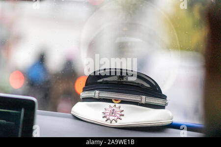 Freiburg, Deutschland. 06 Nov, 2019. Eine Kappe von einem föderalen Polizist liegt auf einem Dashboard angezeigt. Die föderale Polizei erhöhen den Schutz der Bahnanlagen. Nach Angaben der Bundespolizei, die Gefahren des Schienenverkehrs werden oft unterschätzt. Quelle: Patrick Seeger/dpa/Alamy leben Nachrichten Stockfoto