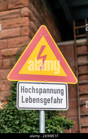 Freiburg, Deutschland. 06 Nov, 2019. Ein Warnschild "Hochspannung lebensbedrohliche' ist an der Station angezeigt. Die föderale Polizei erhöhen den Schutz der Bahnanlagen. Nach Angaben der Bundespolizei, die Gefahren des Schienenverkehrs werden oft unterschätzt. Quelle: Patrick Seeger/dpa/Alamy leben Nachrichten Stockfoto