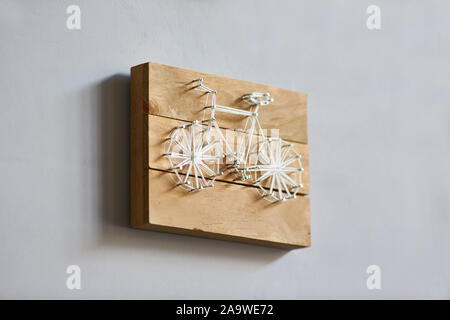 Panels im Stil von string Kunst, ein Fahrrad auf Holzplatten. Stockfoto