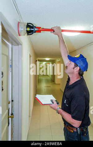 Miami Beach Florida, Presidential Wohnanlagen, Feueralarminspektion, Inspektor, Raucherzeuger, Mann Männer männlich, arbeiten, arbeiten, Angestellte Arbeiter Stockfoto