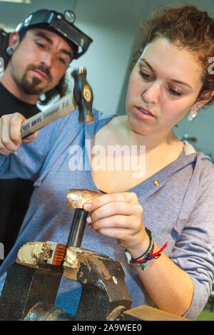 Miami Beach Florida, ArtCenter SouthFlorida Schmuck, Schmuck, Klasse machen, Studenten Erwachsenenbildung, Frau weibliche Frauen, Lehrer, FL10033 Stockfoto