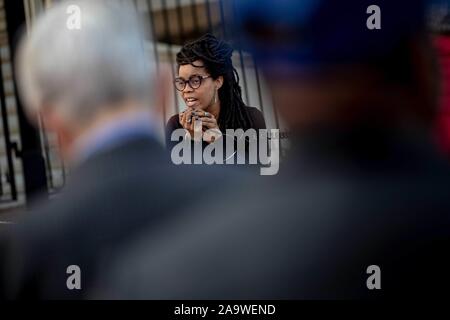 Corona, CA, USA. 17. Nov, 2019. Crystal Vogel schnappt sich das mic zwei Tage nach der Staat Texas gewährt Rodney Reed die Hinrichtung des Governor's Mansion in Austin. Quelle: Chris Rusanowsky/ZUMA Draht/Alamy leben Nachrichten Stockfoto