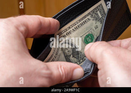 Ein Dollar Banknote in der Brieftasche. Konkurs Konzept Stockfoto