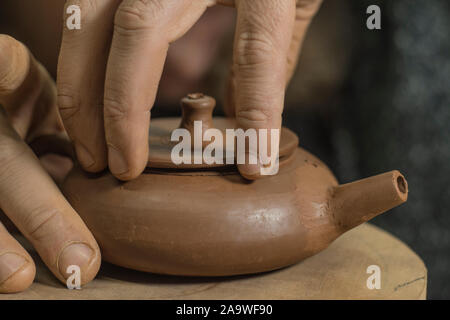 Potter formt eine chinesische Teekanne aus Yixing lila Ton Stockfoto