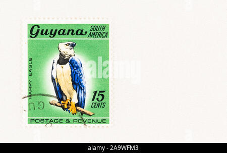 SEATTLE, Washington - 5. Oktober 2019: Harpyie auf 15 cent Guyana Briefmarke. Scott Nr. 45 in 1968 erteilt Stockfoto