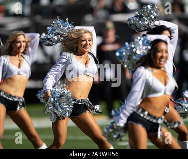 Oakland, Kalifornien, USA. 17. Nov, 2019. Die raiderettes Feuer, die Fans, bevor ein NFL Spiel zwischen den Cincinnati Bengals und die Oakland Raiders am Oakland Coliseum in Oakland, Kalifornien. Valerie Shoaps/CSM/Alamy leben Nachrichten Stockfoto