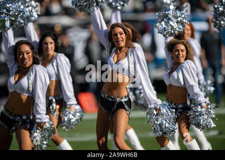 Oakland, Kalifornien, USA. 17. Nov, 2019. Die raiderettes Feuer, die Fans, bevor ein NFL Spiel zwischen den Cincinnati Bengals und die Oakland Raiders am Oakland Coliseum in Oakland, Kalifornien. Valerie Shoaps/CSM/Alamy leben Nachrichten Stockfoto