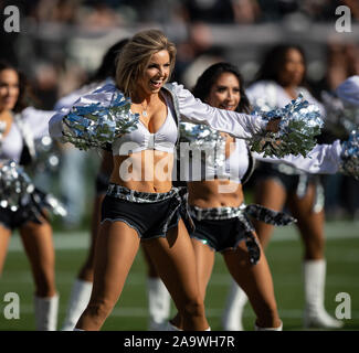 Oakland, Kalifornien, USA. 17. Nov, 2019. Die raiderettes Feuer, die Fans, bevor ein NFL Spiel zwischen den Cincinnati Bengals und die Oakland Raiders am Oakland Coliseum in Oakland, Kalifornien. Valerie Shoaps/CSM/Alamy leben Nachrichten Stockfoto
