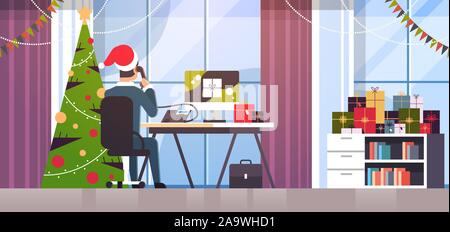 Geschäftsmann in Santa Claus hat sitzen am Arbeitsplatz am Telefon sprechen business Mann bei Monitor mit Box Geschenk Winterurlaub feier Konzept moderne Büro Interieur voller Länge horizontale Vektor Illustration suchen Stock Vektor