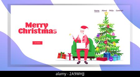 Santa Claus sitzt im Sessel mit Laptop Tee trinken in der Nähe Tanne und Geschenkboxen frohe Weihnachten Neujahr feier Konzept horizontale voller Länge Grußkarte Vector Illustration Stock Vektor