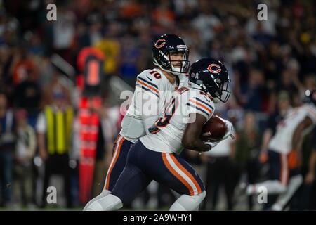 Los Angeles, CA. 17. Nov, 2019. Chicago Bears quarterback Mitchell Trubisky (10) Hände weg von Chicago Bears zurück laufen Tarik Cohen (29) Während der NFL Spiel zwischen Chicago Bears vs Los Angeles Rams im Los Angeles Memorial Coliseum Los Angeles, Ca, November 2019. Jevone Moore. Credit: Csm/Alamy leben Nachrichten Stockfoto