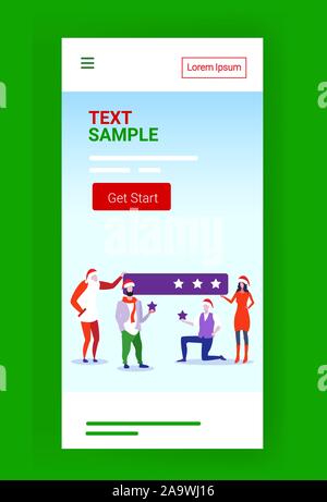 Menschen in santa Hüte Holding review Sterne Kunden, die online mobile Anwendung Bewertung Kundenfeedback Zufriedenheit Konzept Weihnachten Feier voller Länge vertikale Vektor illustration Stock Vektor