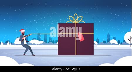 Afrikanische amerikanische Geschäftsmann in Santa Hut ziehen große Geschenk Weihnachten Silvester Winterurlaub feier Konzept Schneefall Stadtbild horizontale Flachbild voller Länge Vektor illustration Stock Vektor