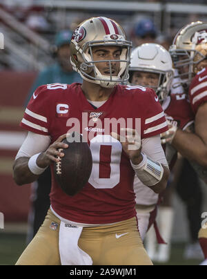 Santa Clara, USA. 17. Nov, 2019. San Francisco 49ers quarterback Jimmy Garoppolo (10) sieht gegen die Arizona Cardinals im zweiten Quartal bei Levi's Stadion in Santa Clara, Kalifornien am Sonntag, 17. November 2019 übergeben werden. Die 49ers besiegten die Kardinäle 36-26 bis 9-1 gehen. Foto von Terry Schmitt/UPI Quelle: UPI/Alamy leben Nachrichten Stockfoto