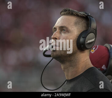 Santa Clara, USA. 17. Nov, 2019. Arizona Cardinals Head Coach Kliff Kingsbury Uhren ein Replay als Beamte einen ersten Abstieg Anruf im vierten Quartal überprüfen gegen die San Francisco 49ers bei Levi's Stadion in Santa Clara, Kalifornien am Sonntag, 17. November 2019. Die 49ers besiegten die Kardinäle 36-26 bis 9-1 gehen. Foto von Terry Schmitt/UPI Quelle: UPI/Alamy leben Nachrichten Stockfoto