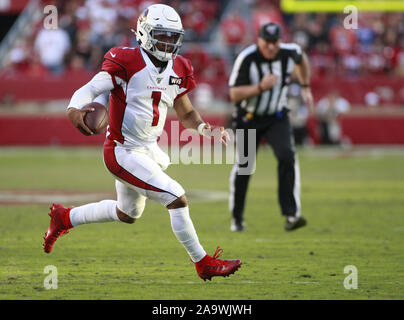 Santa Clara, USA. 17. Nov, 2019. Arizona Cardinals quarterback Kyler Murray (1) läuft mit einem 22 Yard Touchdown im vierten Viertel gegen die San Francisco 49ers bei Levi's Stadion in Santa Clara, Kalifornien am Sonntag, 17. November 2019. Die 49ers besiegten die Kardinäle 36-26 bis 9-1 gehen. Foto von Bruce Gordon/UPI Quelle: UPI/Alamy leben Nachrichten Stockfoto