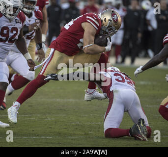 Santa Clara, USA. 17. Nov, 2019. San Francisco 49ers Verteidiger Kyle Juszczyk (44) ist durch Arizona Cardinals cornerback Byron Murphy (33) nach einem Gewinn von sieben Yards im vierten Quartal bei Levi's Stadion in Santa Clara, Kalifornien am Sonntag, 17. November 2019 in Angriff genommen. Die 49ers besiegten die Kardinäle 36-26 bis 9-1 gehen. Foto von Terry Schmitt/UPI Quelle: UPI/Alamy leben Nachrichten Stockfoto