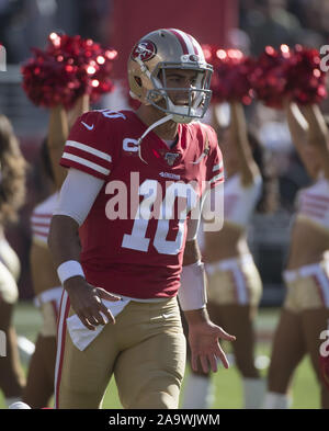 Santa Clara, USA. 17. Nov, 2019. San Francisco 49ers quarterback Jimmy Garoppolo (10) Läuft auf dem Feld der Arizona Cardinals bei Levi's Stadion in Santa Clara, Kalifornien am Sonntag, 17. November 2019 zu spielen. Die 49ers besiegten die Kardinäle 36-26 bis 9-1 gehen. Foto von Terry Schmitt/UPI Quelle: UPI/Alamy leben Nachrichten Stockfoto