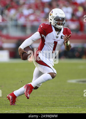 Santa Clara, USA. 17. Nov, 2019. Arizona Cardinals quarterback Kyler Murray (1) läuft mit einem 22 Yard Touchdown im vierten Viertel gegen die San Francisco 49ers bei Levi's Stadion in Santa Clara, Kalifornien am Sonntag, 17. November 2019. Die 49ers besiegten die Kardinäle 36-26 bis 9-1 gehen. Foto von Bruce Gordon/UPI Quelle: UPI/Alamy leben Nachrichten Stockfoto