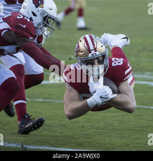 Santa Clara, USA. 17. Nov, 2019. San Francisco 49ers festes Ende Ross Dwelley (82) Tauchgänge für die Endzone im zweiten Viertel gegen die Arizona Cardinals bei Levi's Stadion in Santa Clara, Kalifornien am Sonntag, 17. November 2019. Das Spiel wurde von einer Strafe zunichte gemacht. Die 49ers besiegten die Kardinäle 36-26 bis 9-1 gehen. Foto von Terry Schmitt/UPI Quelle: UPI/Alamy leben Nachrichten Stockfoto