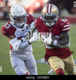 Santa Clara, USA. 17. Nov, 2019. San Francisco 49ers zurück laufen Elzweiler Coleman (26) sucht Arizona-kardinäle cornerback Byron Murphy (33) im dritten Quartal bei Levi's Stadion in Santa Clara, Kalifornien am Sonntag, 17. November 2019 gestellt. Die 49ers besiegten die Kardinäle 36-26 bis 9-1 gehen. Foto von Terry Schmitt/UPI Quelle: UPI/Alamy leben Nachrichten Stockfoto