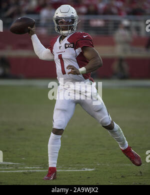 Santa Clara, USA. 17. Nov, 2019. Arizona Cardinals quarterback Kyler Murray (1) wirft gegen die San Francisco 49ers im vierten Quartal bei Levi's Stadion in Santa Clara, Kalifornien am Sonntag, 17. November 2019. Die 49ers besiegten die Kardinäle 36-26 bis 9-1 gehen. Foto von Terry Schmitt/UPI Quelle: UPI/Alamy leben Nachrichten Stockfoto