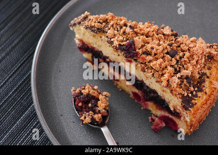 Hausgemachten Kirschkuchen auf einem Teller. Close Up. Stockfoto