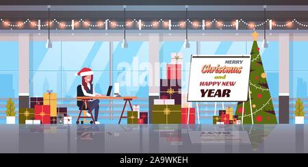 Business Woman in Santa Hut am Arbeitsplatz Geschäftsfrau mit Laptop frohe Weihnachten Silvester Winterurlaub feier Konzept gerne moderne Büro inneren flachen voller Länge horizontale Vektor illustration Sitzen Stock Vektor