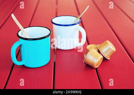 Zwei vintage Kaffee Tassen Cappuccino Kapseln auf roten hölzernen Tisch. Kaffee am Morgen. Stockfoto