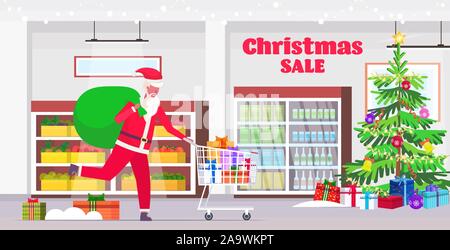 Santa Claus mit großen Sack drücken Trolley Warenkorb mit Geschenk Geschenk Boxen Weihnachten verkauf ferien Feier shopping Konzept modernen Supermarkt Interieur voller Länge horizontale Vektor illustration Stock Vektor