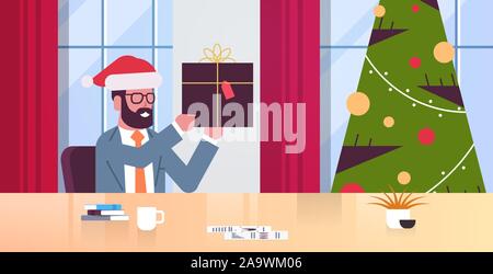 Business Mann, Geschenk Geschenk box Geschäftsmann am Arbeitsplatz frohe Weihnachten glückliches Jahr neue Winterurlaub feier Konzept moderne Büro inneren flachen Portrait horizontale Vektor illustration Sitzen Stock Vektor