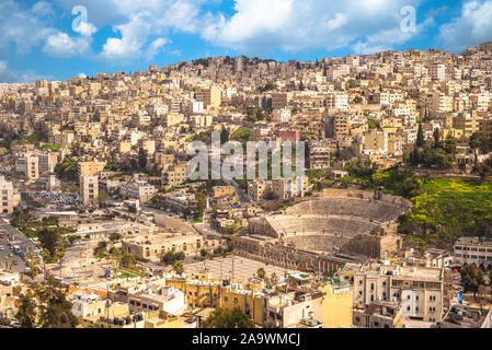 Skyline von Amman, die Hauptstadt von Jordanien, mit römischen Theater Stockfoto
