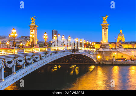 Nachtansicht von Alexandre 3 Brücke in Paris, Frankreich Stockfoto