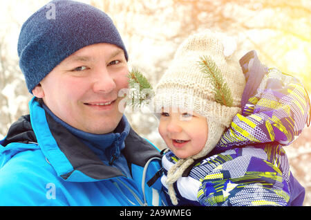 Vater und Baby in Winter Park Stockfoto