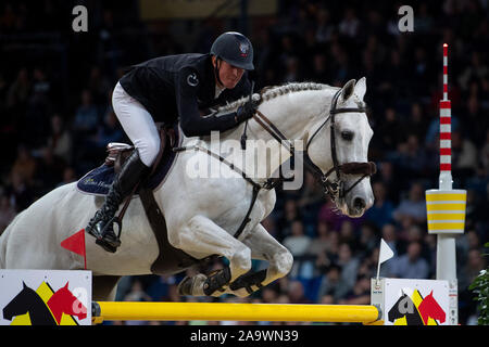 Stuttgart, Deutschland. 17. Nov, 2019. 35Th Stuttgart German Masters, World Cup, Reitsport, Springreiten, Grand Prix Stuttgart: Belgiens Jos Verlooy reitet sein Pferd Caracas. Credit: Sebastian Gollnow/dpa/Alamy leben Nachrichten Stockfoto