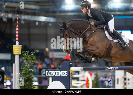 Stuttgart, Deutschland. 17. Nov, 2019. 35Th Stuttgart German Masters, World Cup, Reitsport, Springreiten, Grand Prix Stuttgart: Großbritanniens Scott Brash reitet auf seinem Pferd Hallo Senator. Credit: Sebastian Gollnow/dpa/Alamy leben Nachrichten Stockfoto