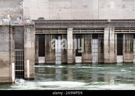 Schleusen des Powerhouse 2 bei den Bonneville Sperren und Dam, Washington, USA Stockfoto