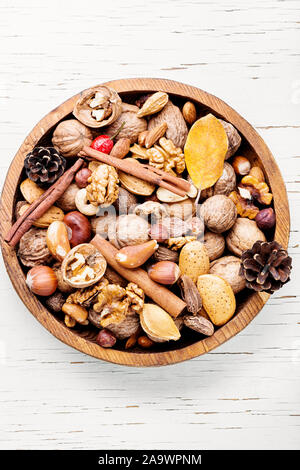 Muttern Mix in eine hölzerne Platte. Verschiedene Arten von Nüssen. Stockfoto