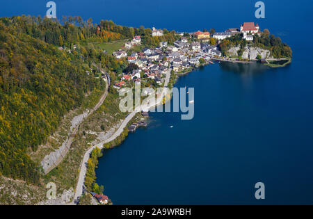 Ruhigen herbst Alpen Berg Traunsee und Traunkirchen Stadt Blick von Kleiner Sonnstein rock Gipfel, Ebensee, Oberösterreich. Stockfoto