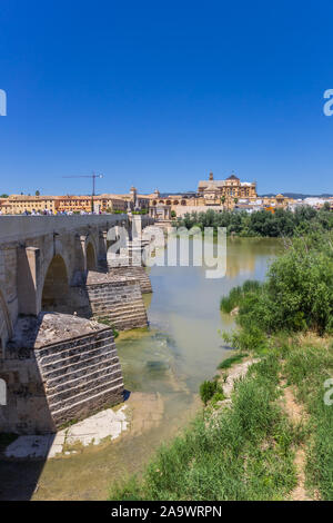 Römische Brücke über den Fluss Guadalquivir in Cordoba, Spanien Stockfoto