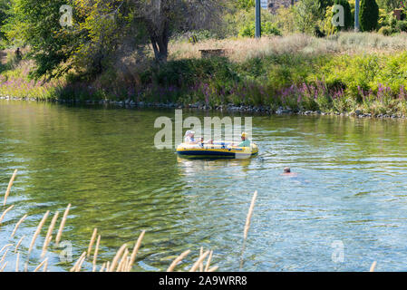 Penticton, British Columbia/Kanada - 2 September, 2019: die Menschen Schwimmen und schweben in einem inneren Rohr auf der Penticton Fluss Kanal Stockfoto