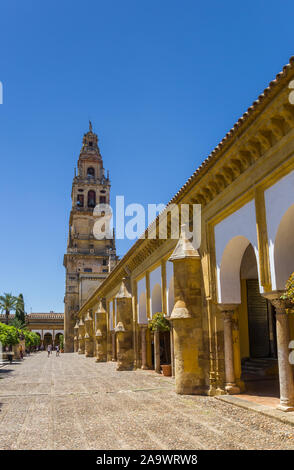 Glockenturm im Hof der Moschee Kathedrale in Cordoba, Spanien Stockfoto