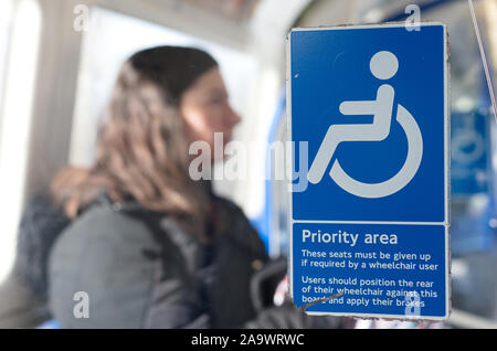 Priorität, um den Sitz in der Londoner U-Bahn, öffentliche Verkehrsmittel in London Stockfoto