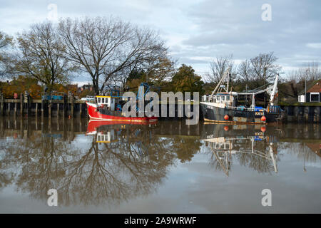 Angeln Boote auf dem Fluss Rother in Rye in East Sussex, England Stockfoto