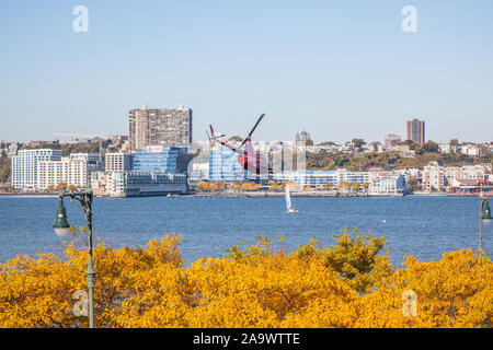 Hubschrauber über der 30. Straße Hubschrauberlandeplatz, New York City, Vereinigte Staaten von Amerika. Stockfoto