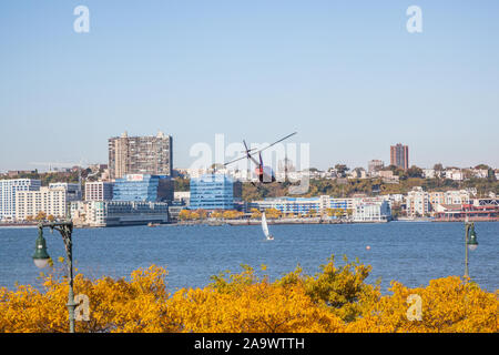 Hubschrauber über der 30. Straße Hubschrauberlandeplatz, New York City, Vereinigte Staaten von Amerika. Stockfoto