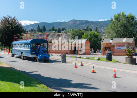 Penticton, British Columbia/Kanada - September 2, 2019: Coyote Kreuzfahrten Kanal Float shuttle bus zurück und fällt Touristen am Gebäude Stockfoto